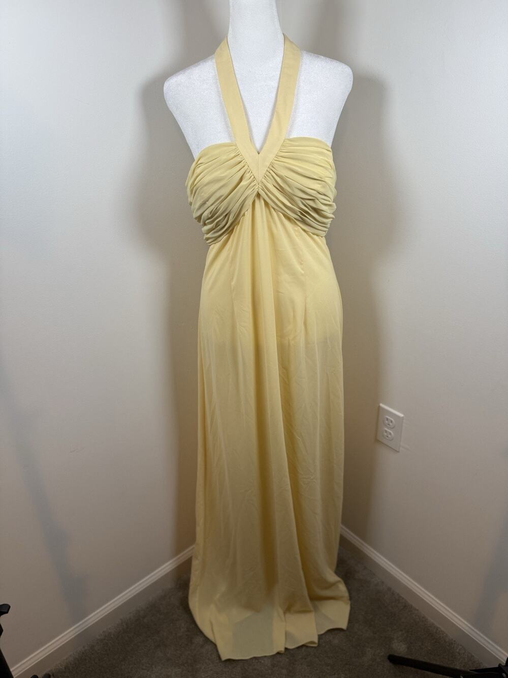 Jovani Women’s Size 12 Butter Yellow Formal Dress Gown Halter Long Classic Prom - Picture 1 of 15